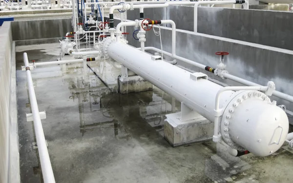 Intercambiadores de calor en una refinería. El equipo para el refino de petróleo —  Fotos de Stock
