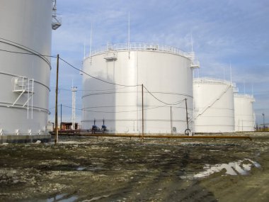 Petrol ürünleri depolama tankları. Ekipman rafineri.