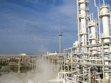 Petrol rafinerisi. Birincil petrol rafinerisi ekipmanı