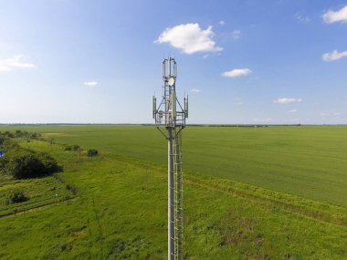 Hücresel kule. Hücresel ve telefon sinyal aktarımı için donatım.