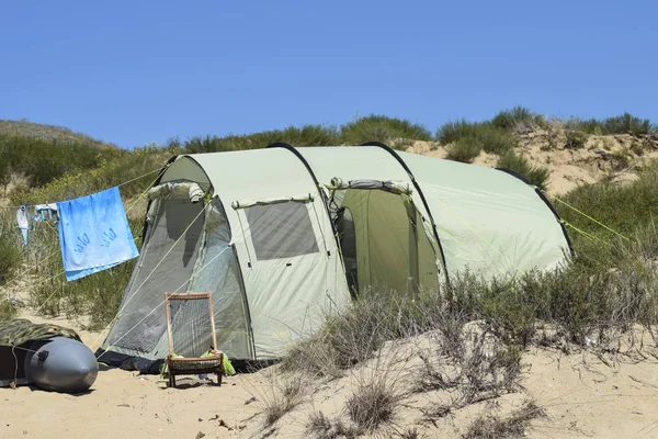 Katlama Çadır Kıyı Bitki Örtüsü Arasında Turist Çadır Modern — Stok fotoğraf