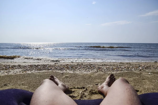 Ноги Человека Пляжном Фоне Мужчина Лежит Скачках Пляже Отдыхает Ноги — стоковое фото