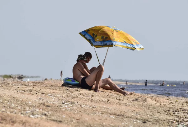 Анапа Россия Июля 2017 Года Два Гея Пляже Зонтиком Гомосексуальная — стоковое фото