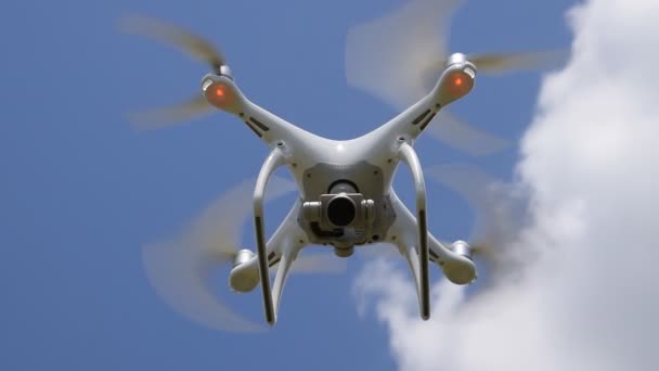 Дрон DJI Phantom 4 у польоті. Квадрокоптер проти блакитного неба з білими хмарами. Політ поліцейського в небі . — стокове відео