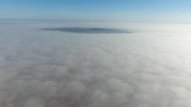 Sis yerden. Üstten Görünüm sis. Alçak bulutlar. Sabah sis yoğunlaşma. Bir dron ile çekim.