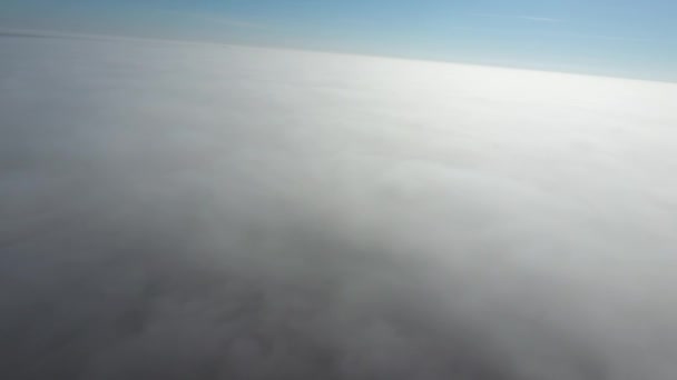 Brouillard au-dessus du sol. Vue de dessus du brouillard. Nuages bas. Condensation du brouillard matinal. Tir avec un drone .