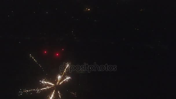 村の新年の花火。大晦日の村の全景からビデオ. — ストック動画