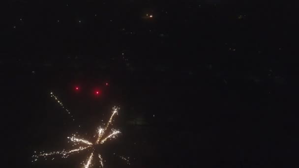 Feux d'artifice du Nouvel An dans le village. Vidéo d'une vue aérienne du village la veille du Nouvel An .