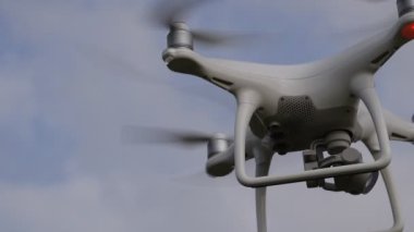 İle DJI indeks işlem Phantom 4 uçuş robot. Quadrocopter beyaz bulutlar ile mavi gökyüzüne karşı. Gökyüzünde helikopter uçuş.