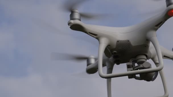 İle DJI indeks işlem Phantom 4 uçuş robot. Quadrocopter beyaz bulutlar ile mavi gökyüzüne karşı. Gökyüzünde helikopter uçuş. — Stok video