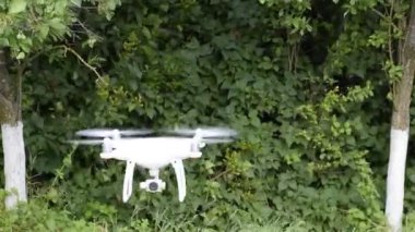İle DJI indeks işlem Phantom 4 uçuş robot. Quadrocopter beyaz bulutlar ile mavi gökyüzüne karşı. Gökyüzünde helikopter uçuş.