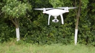 İle DJI indeks işlem Phantom 4 uçuş robot. Quadrocopter beyaz bulutlar ile mavi gökyüzüne karşı. Gökyüzünde helikopter uçuş.