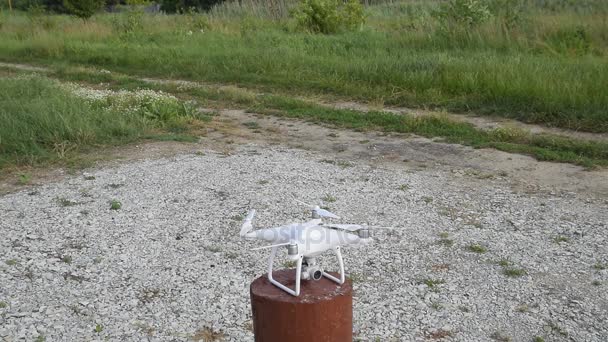 Drönare Dji Phantom 4 under flygning. Quadrocopter mot blå himmel med vita moln. Flyg av copter i himlen. — Stockvideo