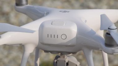 Krasnodar, Rusya - 30 Mayıs 2017: Drone ile DJI indeks işlem Phantom 4 uçuş. Quadrocopter beyaz bulutlar ile mavi gökyüzüne karşı. Gökyüzünde helikopter uçuş.