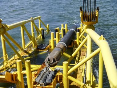 Borular Boru döşeme mavna vinç kıyıya yakın ile döşeme. Boru hattı için bir alt pipelaying mavna ile yorucu kökenli. Sualtı Doğalgaz boru hattı montajı