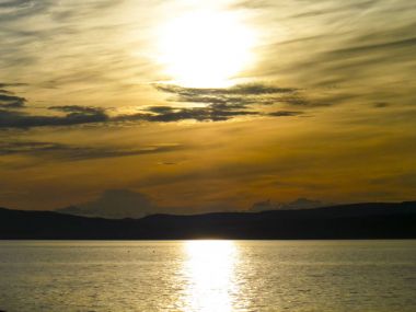Deniz kenarındaki kırmızı düşüş. Güzel manzaralar.