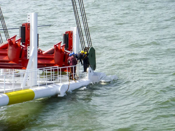 Descida Oleoduto Fundo Exaustivo Com Barcaça Encanamento Instalação Gasoduto Subaquático — Fotografia de Stock