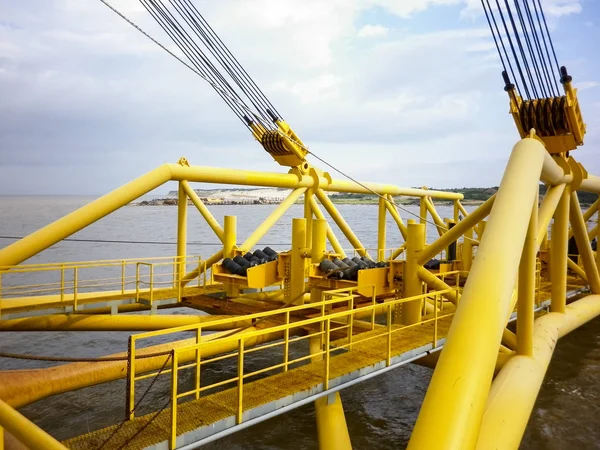 Leggen van buizen met pijp-laying barge kraan in de buurt van de kust. Afdaling van de pijpleiding naar een bodem vermoeiend met de pijpenleggers bak. Installatie van de onderwater gasleiding — Stockfoto