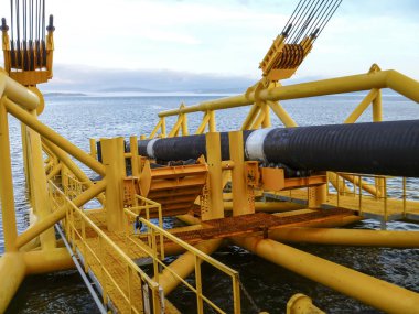 Boru hattı için bir alt pipelaying mavna ile yorucu kökenli. Sualtı Doğalgaz boru hattı montajı. Vinçli Boru döşeme mavna kıyıya yakın Boru döşeme