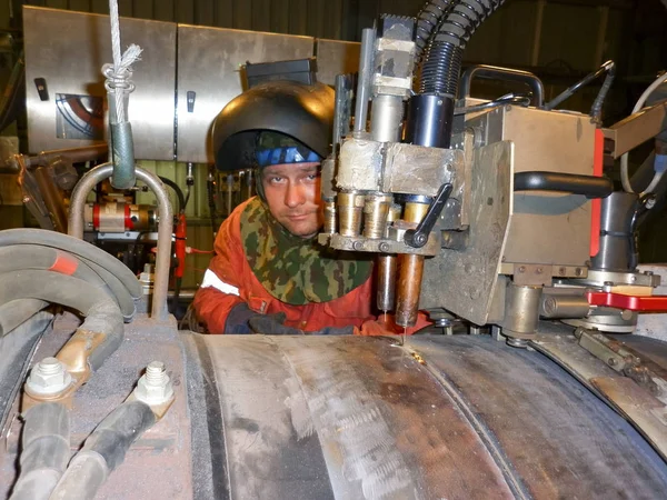 Butt welding underwater pipeline using automatic equipment