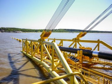 Boru hattı için bir alt pipelaying mavna ile yorucu kökenli. Sualtı Doğalgaz boru hattı montajı. Vinçli Boru döşeme mavna kıyıya yakın Boru döşeme