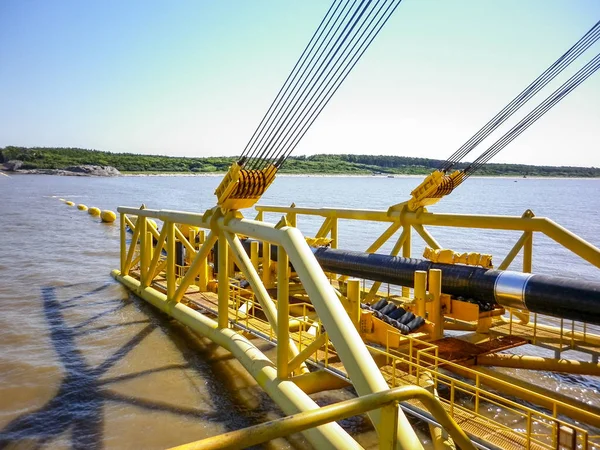 Boru hattı için bir alt pipelaying mavna ile yorucu kökenli. Sualtı Doğalgaz boru hattı montajı. Vinçli Boru döşeme mavna kıyıya yakın Boru döşeme