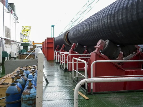 Boru hattı montaj Atölyesi güverteden silindirler üzerinde hareket. Bir sualtı Doğalgaz boru hattı kurulumu üzerinde çalışır.