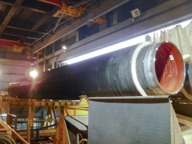 Boru hattı convair satırındaki istifleme için inişli çıkışlı. Hazırlık ve sualtı Doğalgaz boru hattı Meclisi atölye tutmak için mavna yatıyordu.