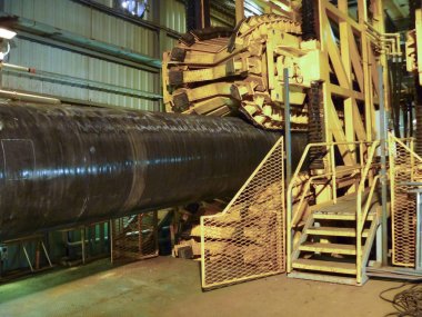 Boru hattı convair satırındaki istifleme için inişli çıkışlı. Hazırlık ve sualtı Doğalgaz boru hattı Meclisi atölye tutmak için mavna yatıyordu.