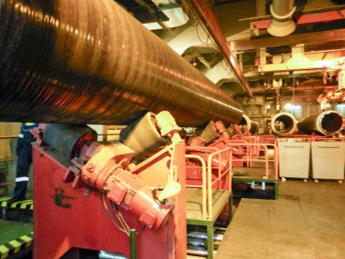 Boru hattı convair satırındaki istifleme için inişli çıkışlı. Hazırlık ve sualtı Doğalgaz boru hattı Meclisi atölye tutmak için mavna yatıyordu.