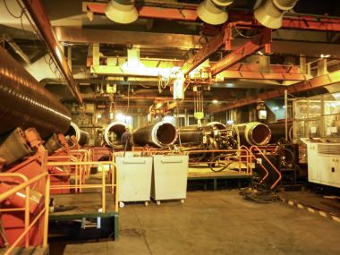 Boru hattı convair satırındaki istifleme için inişli çıkışlı. Hazırlık ve sualtı Doğalgaz boru hattı Meclisi atölye tutmak için mavna yatıyordu.