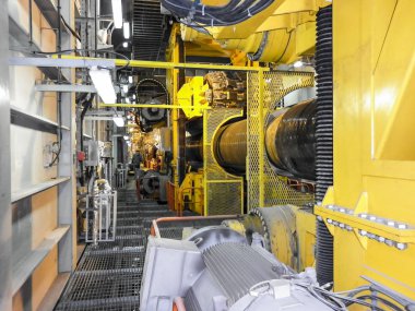 İş güvenliği. Kaynak ve tesisat-in belgili tanımlık boru hattı. Endüstriyel hafta içi kaynakçılar ve tesisatçıları