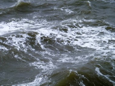 Deniz zahmetli geminin güverte ile. Dalgalar halinde bulutlu hava.