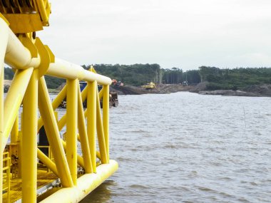 Boru hattı için bir alt pipelaying mavna ile yorucu kökenli. Sualtı Doğalgaz boru hattı montajı. Vinçli Boru döşeme mavna kıyıya yakın Boru döşeme