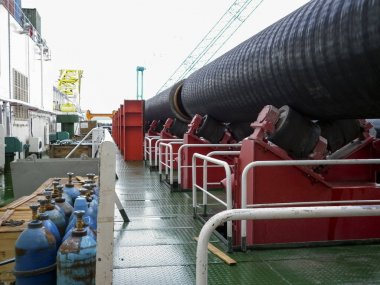 Boru hattı montaj Atölyesi güverteden silindirler üzerinde hareket. Bir sualtı Doğalgaz boru hattı kurulumu üzerinde çalışır