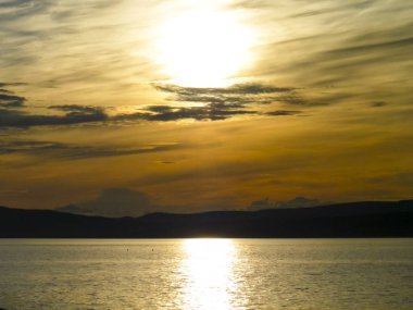 Deniz kenarındaki kırmızı düşüş. Güzel manzaralar.