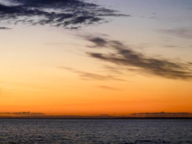 Deniz kenarındaki kırmızı düşüş. Güzel manzaralar.