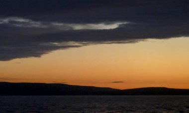 Deniz kenarındaki kırmızı düşüş. Güzel manzaralar.