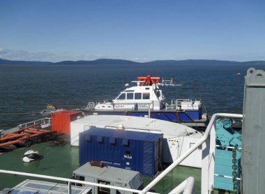 Baltık Denizi, Rusya - 12 Eylül 2016: Boru-lay gemi güverte yakınındaki küçük bir tekne.