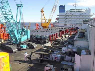 Güverte mavna yatıyordu. Borular ve kaldırma vinç gemi. Deniz dibinin üzerinde bir boru hattı döşenmesi için donatım.