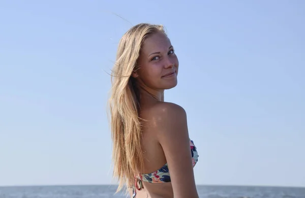 Szőke Lány Egy Bikini Strandon Gyönyörű Fiatal Tenger Háttér Színes — Stock Fotó