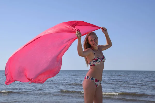 Menina Loira Biquíni Praia Segurando Lenço Seda Vermelha Mulher Bonita — Fotografia de Stock