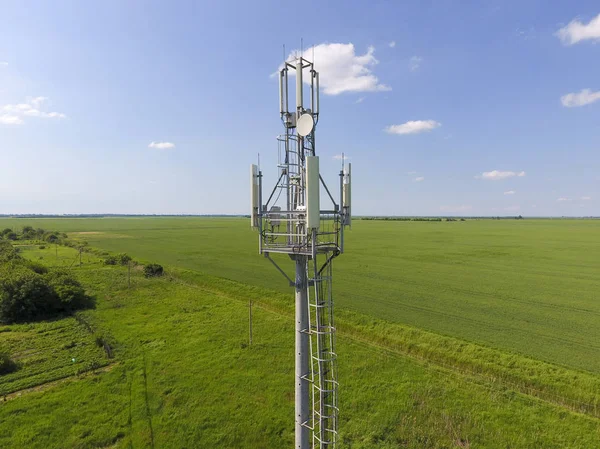 Hücresel kule. Hücresel ve telefon sinyal aktarımı için donatım — Stok fotoğraf