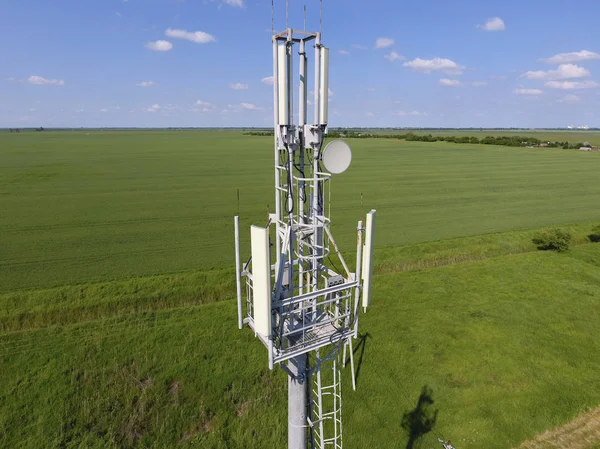 Cellulaire toren. Apparatuur voor het doorgeven van cellulaire en mobiele signaal — Stockfoto