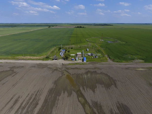 Kurutma gaz ve yoğuşma toplama donatımı. Üstten Görünüm. Üstten Görünüm petrol ayrılması için ekipman. Kurutma gaz ve yoğuşma toplama donatımı. Petrol sahası donanımları