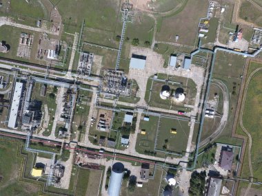 Ayırma sistemi, üstten görünüm. Aerophotographing istasyonu ayrılık ve dehidratasyon petrol ve doğal gaz. Hazırlık ve gaz, kuş bakışı sıkıştırma için donatım.