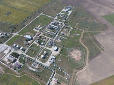 Ayırma sistemi, üstten görünüm. Aerophotographing istasyonu ayrılık ve dehidratasyon petrol ve doğal gaz. Hazırlık ve gaz, kuş bakışı sıkıştırma için donatım.