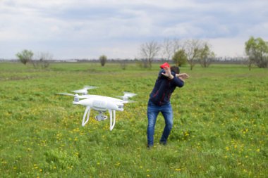 Bir adam kendini bir dron ile bir çarpışma dan gizler. Quadrocopter 
