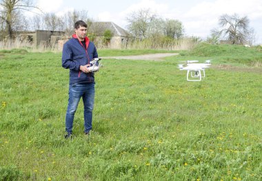 Bir adam elinde bir uzaktan kumanda ile. Uçak uçuş kontrolü. Hayalet.