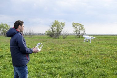 Bir adam elinde bir uzaktan kumanda ile. Uçak uçuş kontrolü. Hayalet